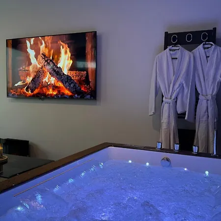 With Private Hot Tub 30 Min From Paris Holiday home